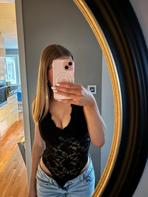 Svart spetsbody  - Säljer min body som är köpt från zalando💕 använd 2 gånger 
