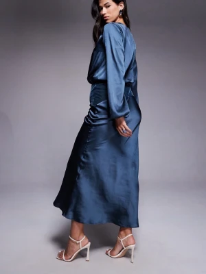 Marinblå maxiklänning i satin - Marinblå maxiklänning i satin med sammetspanel. Helt oanvänd i nyskick (se sista bilden). Tyvärr så glömde jag passa returtiden, så jag försöker sälja vidare istället. Klänningen ser ut exakt som på bilderna som visas i hemsidan. Skickas samma dag! Priset kan även diskuteras!  #maxiklänning #balklänning #prom #marinblå #blå #satin #silkdress #asos 