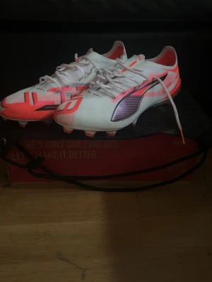 Puma Ultra elite - Dom va lite för stora för mig. Så om du har storlek 45,5-46 borde de funka bra oxå Nypris 2500kr. Använd väldigt få gånger.