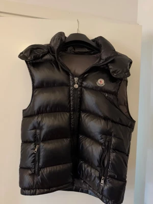 Moncler Väst - Säljer en moncler väst som är sparsamt använd. Storlek 2 alltså motsvarande M. Inga defekter förutom ett jack som inte syns eftersom den är ihop sydd av en skräddare. Pris går att diskutera!!