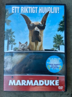 Marmaduke dvd - Marmaduke DVD med Owen Wilson, Jeremy Piven, Kiefer Sutherland och Fergie. Filmen har svenskt tal och text. Speltid 1 tim 28 min. Extramaterial inkluderar borttagna scener, "Cowabarka: More Surfing Dog Fun", "Canine Casting", "Biotrailer" och "Sneak Peak".  Finns på språk: Svenska, Engelska, Norska, Danska, Finska   OBS!! skivorna är begagnade så det kan förekomma repor/hairlines på skivorna, men då jag kollar igenom alla filmer jag säljer garanterar jag att alla funkar felfritt om inget annat