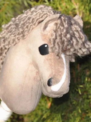 KS bamse  -  KS bamse. Tar in bud i 48 timmar start bud 1800kr Säljer en handgjord käpphäst i brun textil med tjock, lockig man av garn. Hästen har ett svart träns och detaljerade öron. . Tränset han har på sig och griimman och hackamore ingår!🩷🫰🏻