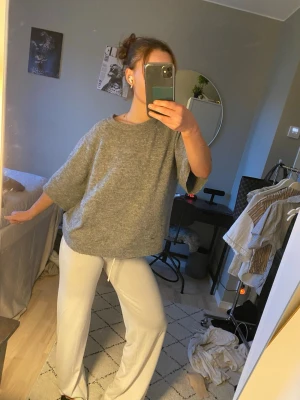 Grå  stickad t shirt oversize - Säljer denna mysiga stickade t shirt i en oversize passform. Storlek XS och passar den som bär XS/S i tröjor normalt sätt. Den har en ganska kort längd med trekvartsärmar och pösig passform. Måttligt använd och väldigt bra skick. Köpt ifrån lager 157. Pris kan diskuteras. Jag är 163cm på bilden. Har även en grön och en marinblå liknande upplagda som enskilda annonser på min profil så skapa gärna en bundle! 💕