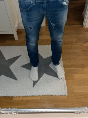 Dondup Jeans - Dondup Jeans! Mest efterfrågade Jeansen på marknaden. Nypris: 4000kr.