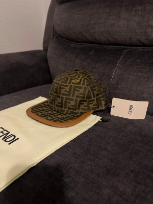 Fendi  - Säljer en helt ny Fendi keps.                                                                                              Har flera kepsar på profilen.                                          Kan tänka mig sänka priset vid snabb affär.             Vid flera frågor hör av dig.                                          Fick den i present dock inget kvitto.