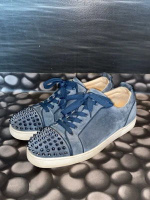 Christian Louboutin - Christian Louboutin  Bild på kvitto finns, jag är andra ägare.  -42.5, Fint skick, Extra nitar medföljer