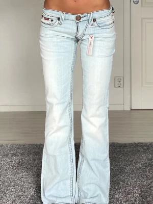 Jeans - Midjemått: 40cm rakt över, innerbenslängd: 81cm 💗