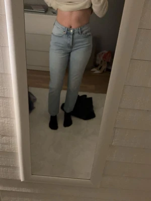 Ljusblå jeans - Ljusblå raka jeans. Köpta från lager 157 i strl xs. De har tre knappar vid gylfen ist för en dragkedja och en vanlig femficksdesign. Säljer då jag tycker att de är för små för mig. 