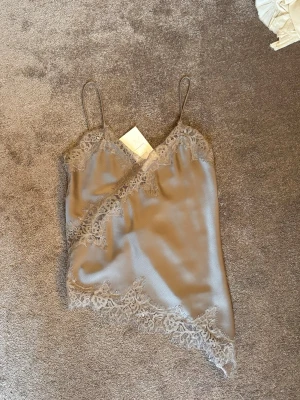 Zara topp - Så fin grå/beige satin topp från Zara ⭐️ Aldrig använd, prislappen kvar! Skriv vid intresse eller frågor 🎀