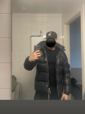 VitunLeija jacka - Säljer en riktigt fet jacka från VitunLeija den passar storlek Medium lika bra som L köptes för 2400kr enda problem är att dragkedjan är sönder men det går förmodligen att fixa hos en skräddare!
