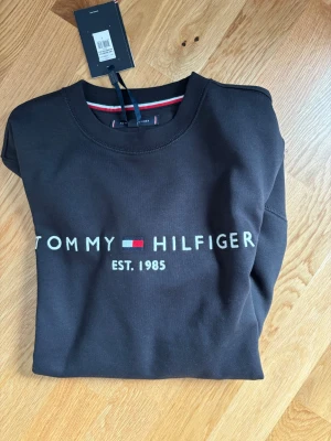 Svart Tommy hilfigher tröja - Helt ny med prislapp