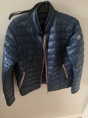 Moncler jacka  - Obs skicka bud/ prisförslag Säljer min Moncler dunjacka nyskicka inga tecken på användning nypris 12 tusen storlek L/5 