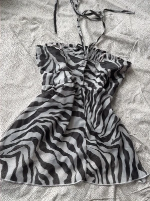 Super söt fest topp  - Säljer denna super snygga zebra printade toppen från bil bok då den är för liten! 🫶🏼