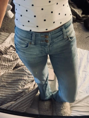Jeans bershka - Snygga jeans från Bershka, lite insydda så de blir mer low waist💕