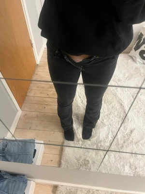 Bootcut low jeans - Säljer ett par svarta jeans från Lindex, lågmidjade bootcut passform och klassisk femficksdesign. Jeansen är tillverkade i ett mjukt denimtyg som sitter snyggt på benen. Perfekta till en avslappnad och trendig look. Är tyvärr försmå för mig, skriv för fler bilder så skickar jag
