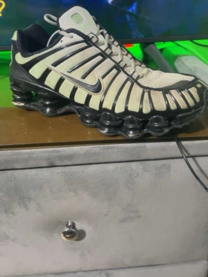 Nike Shox TL vita och svarta sneakers - Helt okej skick på skorna men man märker inte att dom är använda 