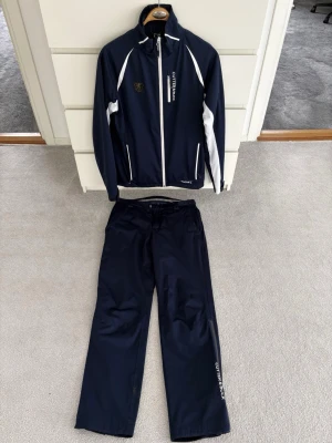 Cutter & Buck regnställ - Regnställ i mycket bra skick. Det har ett Tylösand märke på. Nypris runt 5 tusen.