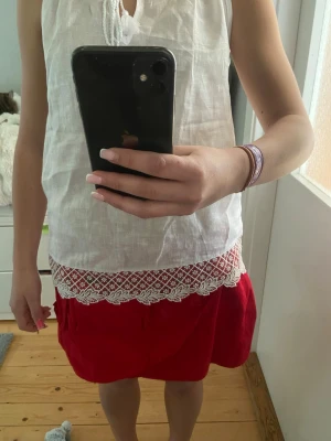 Röd kortkjol med fickor - Säljer en röd kortkjol med praktiska fickor och dragkedjedetalj framtill. Kjolen har en avslappnad passform och är tillverkad i ett mjukt bomullsmaterial. Perfekt för dig som vill ha en färgstark, rolig och annurlunda kjol till sommaren.💕💕🤗pris kan diskuteras.