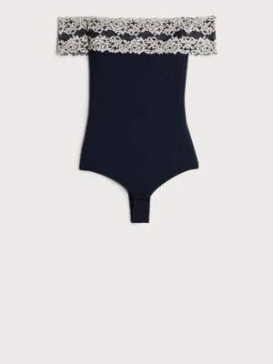 Söker!! Svart body med spetsdetalj - SÖKER DENNA BODYN!! Snygg svart body med off-shoulder design och bred vit spetskant upptill. Kroppsnära passform och knäppning i grenen. Perfekt för dig som vill ha en stilren och feminin look. Materialet är stretchigt och bekvämt. funkar både med XS och S och M men damma mig om ni säljer den