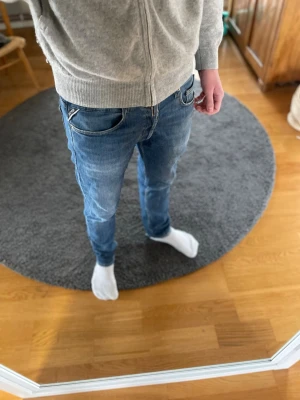 Replay Grover Jeans  - Replay Grover jeans.  W32 L34. Riktigt snygga jeans som tyvärr blivit för små. De kostar cirka 1299 nya. Snygg blå färg med fade. Stilrena detaljer. Svåra att få tag på nu! Jeansen har lite skador men de synns ej särskilt bra. Annars är jeansen i bra form och kan användas länge till! Modellen är 190cm och väger 78kg. Vid frågor kom DM. 😄