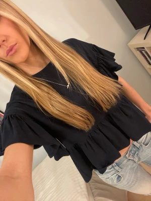 Mörkblå volangtopp - Säljer en supersöt börkblå blus med volangdetaljer och korta ärmar. Använd fåtal gånger. Den är i storlek 158/164 men passar XS/S💕bara att skriva om du har någon fråga