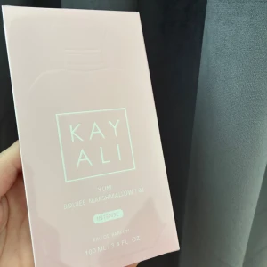 Kayali Yum Marshmallow 81 - Kayali Yum Boujee Marshmallow 01 Intense är en Eau de Parfum. Doften har noter av fresia, jordgubbar, marshmallow, kokos, vanilj och mysk. Flaskan rymmer 100 ml. Helt ny i obruten förpackning