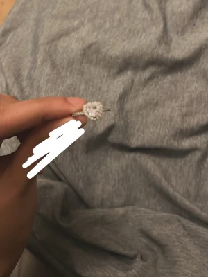 Silverring från Pandora - Säljer en glittrande silverring med hjärtformad från Pandora sten i mitten, omgiven av små gnistrande stenar. Ringen har även stenar längs bandet för extra bling. Perfekt för dig som gillar romantiska och eleganta smycken. (Jag har slutat med silver)