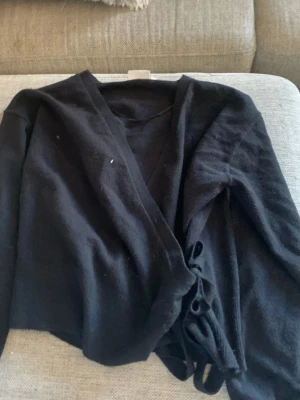 Svart omlott tröja - Storlek S från Kappahl 🦖