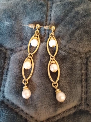 Säljer tre olika guld örhängen  - Säljer tre olika guld örhängen skriv till mig vilka du vill ha, skrov om ni har frågor priser går att diskutera ❤️ dom kostar allt Bellman 80-170 kr ❤️