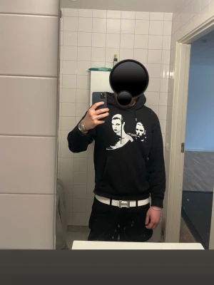 Saint Laurent hoodie (Pris kan diskuteras) - Säljer en tvär fet Saint Laurent hoodie i toppen skick, perfekt för dig som vill maxa ut din klädstil!