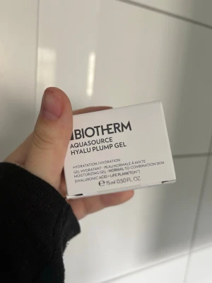 Biotherm Aquasource Hyalu Plump Gel - Biotherm Aquasource Hyalu Plump Gel är en återfuktande gel för normal till kombinerad hud. Innehåller hyaluronsyra och Life Plankton. Förpackningen är vit och rymmer 15 ml.