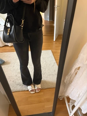 Svarta bootcut jeans  - Säljer ett par svarta bootcut jeans med lätt utsvängda ben❣️