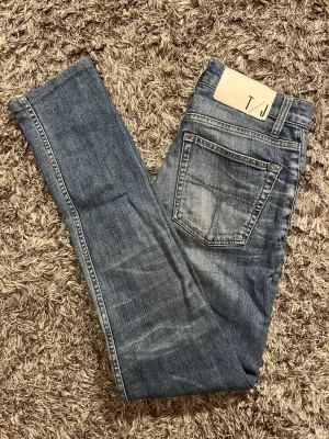 Tiger of Sweden jeans - Feta jeans från Tiger of Sweden! | Snygga slitningar | Narrow / slim fit | Skick: 8/10 |             Storlek: 28/32 | Nypris: 1699 kr | Hör gärna av dig vid frågor! 