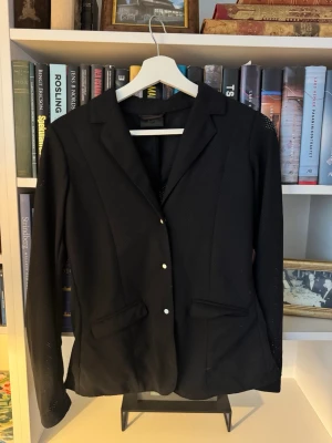 Cavalleria Toscana  - Säljer min fina kavaj! Storlek är 14 år, jag som brukar ha S har kunnat använda den men blir lite kort i armarna, skulle därför säga att den passar xs. Använd men i nyskick överlag. Nytvättad och pris kan diskuteras vid snabb affär🤗