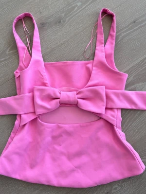 Zara rosa topp i stl S - Supersöt rosa linnetopp med breda axelband och en stor rosett baktill. 