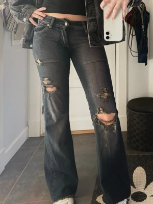 Lågmidjade bootcut jeans - Innerbenslängd: 81cm. Midjemått: 38cm. Skriv vid frågor💗