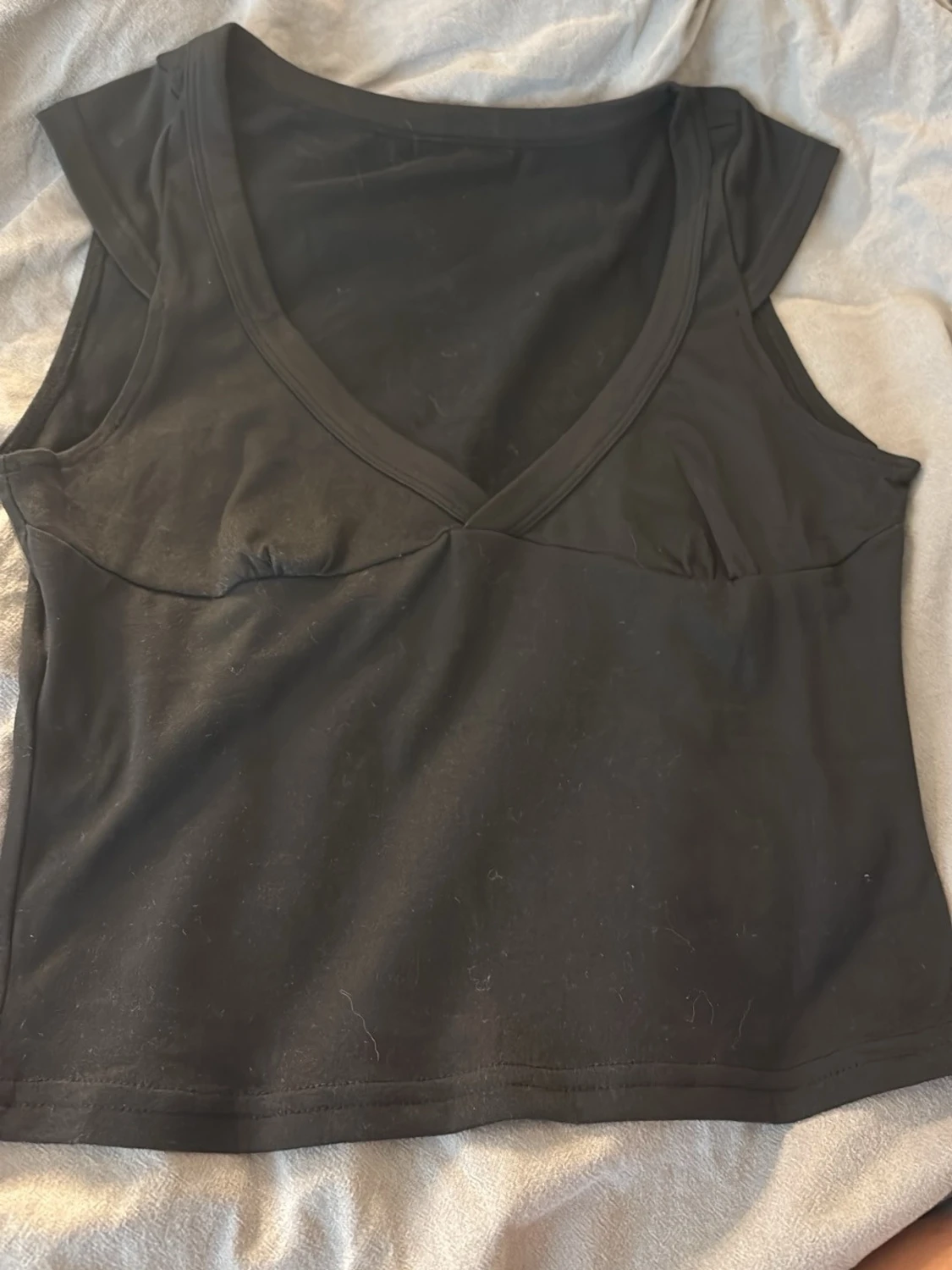 Svart top med v-ringning