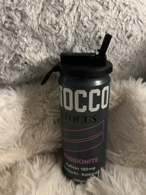 STRAWLID lock med sugrör till burk - Säljer ett svart plastlock från STRAWLID som passar på Nocco-burkar och liknande. Medföljer två genomskinliga sugrör. Locket har en smart öppningsfunktion och gör det enkelt att dricka direkt ur burken utan att spilla.
