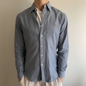 Blå skjorta från Polo Ralph Lauren - Säljer en klassisk ljusblå skjorta från Polo Ralph Lauren i slim fit. Skjortan är i riktigt bra skick och är perfekt inför sommaren! 🏖️ Tveka inte på att skriva om du har frågor!