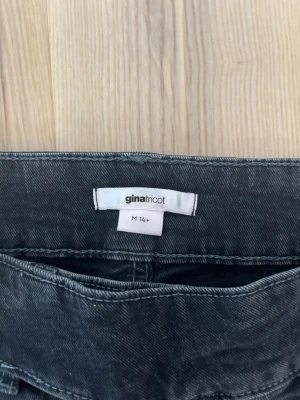 Mörkgrå jeans från Gina Tricot - Gina 14+ storlek M, fina och sköna på