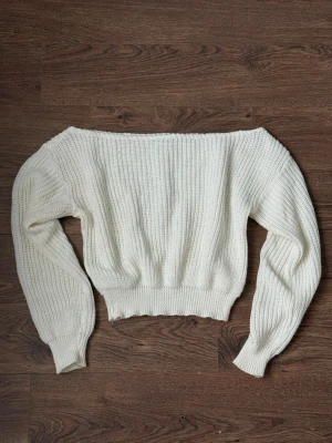 Vit stickad tröja - Vit off-shoulder tröja, strl XS