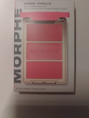 Morphe Cheek Thrills Rouge Trio - Rougepalett från Morphe med tre olika nyanser i rosa toner. Shade: Blind Date. Den mest populära färgen som ofta är slutsålt på hemsidor. Helt ny och oöppnad. 
