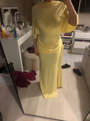 Gul långklänning med öppen rygg - Den populära slutsålda klänningen från Zara perfekt för balen eller andra tillfällen💕 prislappen kvar
