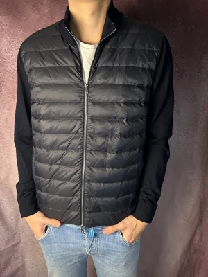 Massimo dutti cardigan - Mycket fint skick | Size M (modellen är 188 cm 75 kg) | fraktar spårbart inom 24 timmar | för att köpa klicka ”köp nu” | vid frågor eller funderingar skriv en meddelande | följare får bättre rabatter🙌