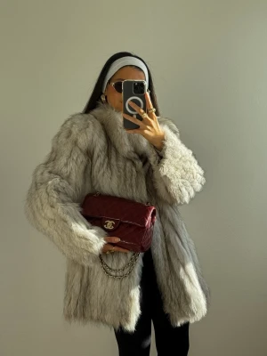 Äkta Blårävspäls Blåräv Päls Pälsjacka Jacka Fluffig Vit Grå - Säljer en fluffig och fin äkta Blårävspäls jacka. Passar dig som vill sticka ut med en trendig vinterstil. I jättefint skick. Passar Stl XS-S. Längd 75cm. Fr armhåla till armhåla 54cm. Ärmlängd mätt fr axeln 63cm. 