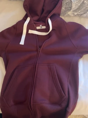 Vinröd zip-hoodie från russemerch - Snygg vinröd hoodie från russemerch. Använd ett fåtal gånger men bra skick. Skriv för fler bilder och frågor. 
