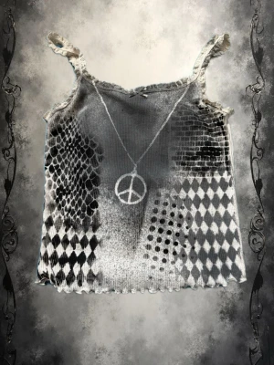 Gråmönstrad linnetopp med spetsband - Cool grå linnetopp med olika svarta mönster framtill, bland annat rutor, prickar och ormskinnsinspirerat tryck. Toppen har smala spetsprydda axelband och vågig kant nertill. Perfekt för dig som gillar unik och edgy stil.