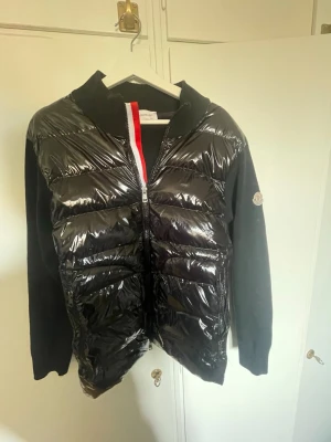 Moncl3r jacka  - Perfekt ni inför våren väldigt fint skick lappen vid kragen sitter löst men går att sy tillbaka utan problem:) står att den är xxs men passar M