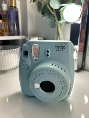Blå Instax Mini 9 digitalkamera - Fujifilm Instax Mini 9 Instant Camera. Kameran använder Instax Mini-film för direktframkallade bilder i kreditkortsstorlek. 