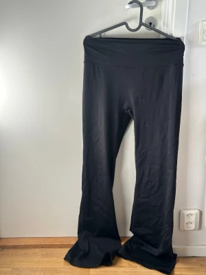 Svarta utsvängda leggings - Säljer ett par svarta leggings / träningsbyxor som är köpta på Shein för bara någon månad sedan. Använda fåtal gånger!